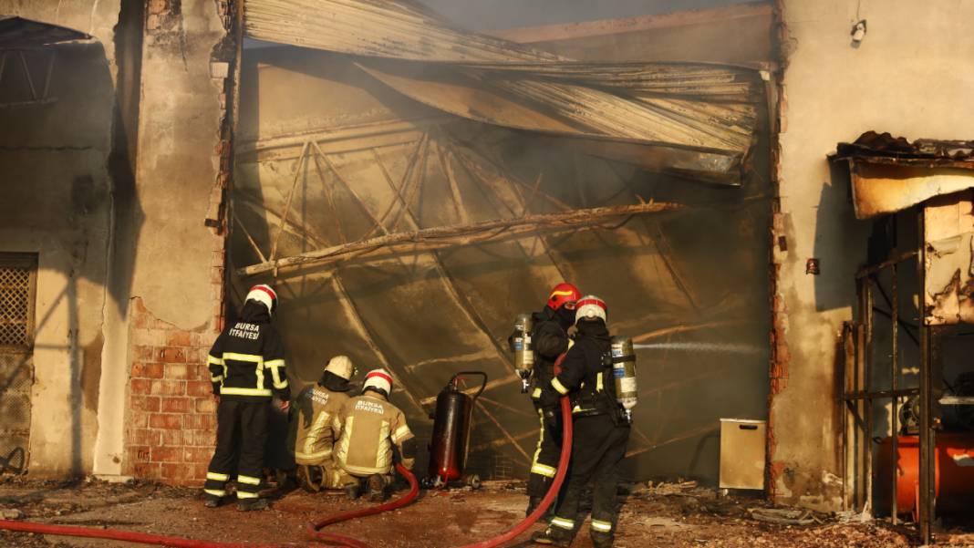 Bursa'daki yangın 10 fabrikaya sıçramıştı: 7 saatte 1 milyar lira küle döndü 3